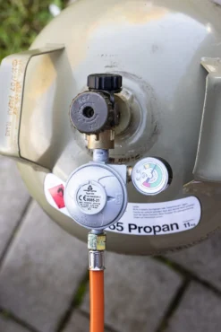 Landmann Druckminderer DE 50mbar Grau Inkl. Schlauchbruchsicherung -Buschbeck Geschäft 2309717000 prod 005 scaled